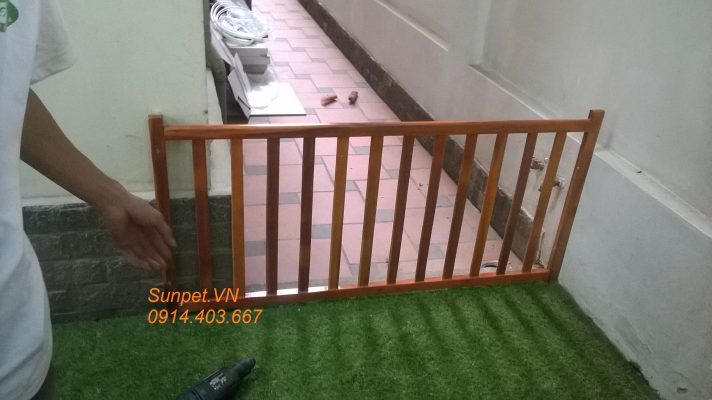 chắn cửa chó mèo bằng gỗ