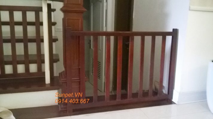 chắn cửa chó mèo bằng gỗ