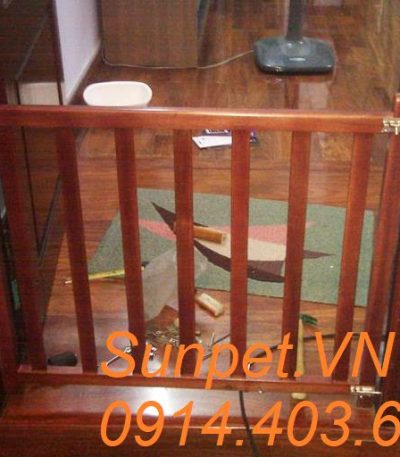 chắn cửa chó mèo bằng gỗ