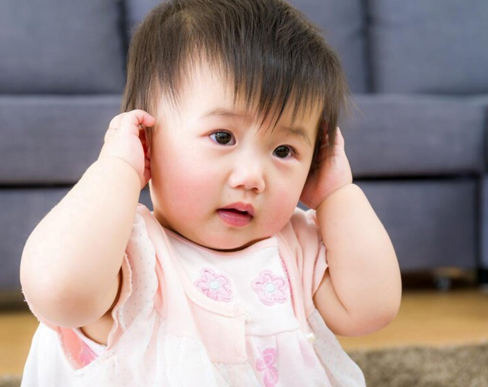 Vì sao bé hay gãi tai, trẻ hay gãi tai thì phải làm sao Vì sao bé hay gãi tai, trẻ hay gãi tai thì phải làm sao