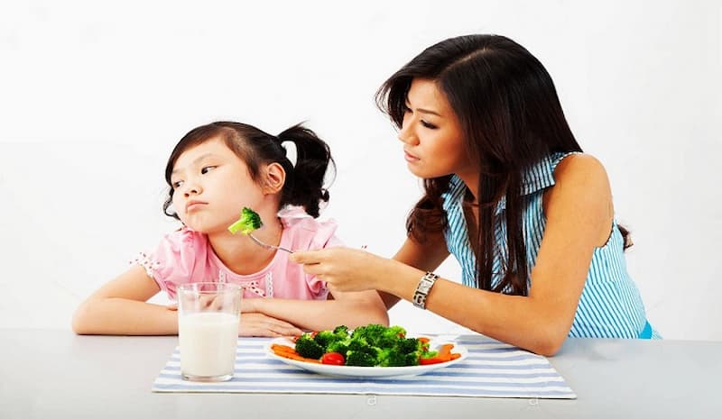 vì sao trẻ biếng ăn, cách trị biếng ăn cho trẻ dưới 1 tuổi